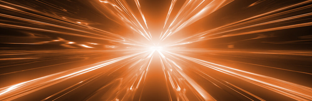 Ein abstraktes Bild, das einen intensiven weißen Lichtstrahl zeigt, umgeben von dynamischen, strahlenden orangen Linien, die strahlenförmig nach außen verlaufen. Die Komposition vermittelt ein Gefühl von Geschwindigkeit und Energie.