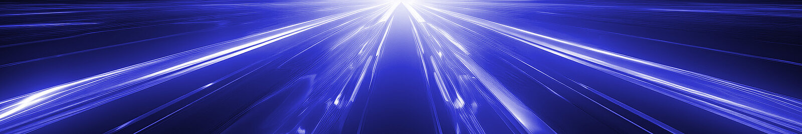 Ein abstraktes Bild in Blau, das Lichtstrahlen zeigt, die strahlend und dynamisch in Richtung des Betrachters verlaufen. Die Strahlen sind hell und leuchten intensiv, was eine Bewegung und Energie vermittelt. Der Hintergrund wirkt tiefblau und verstärkt den Eindruck von Weite und Geschwindigkeit.